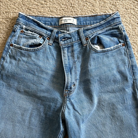 Abercrombie Jeans • Light Wash • Mom High Rise • Size 28 (6) - Picture 3 of 6